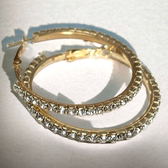 PERFECT SIZED GOLD AND CUBIC ZIRCONIUM HOOP EARRINGS NWOT - Picture 2 of 9